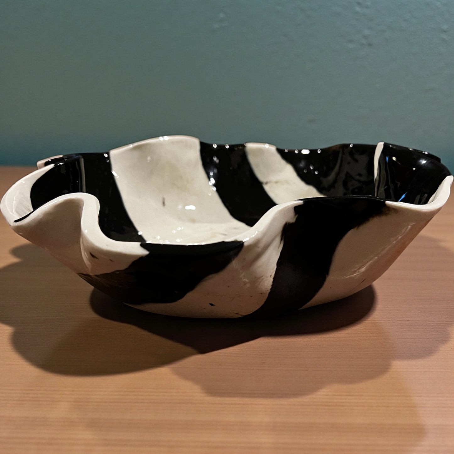 AROKA - The Monochrome Bowl